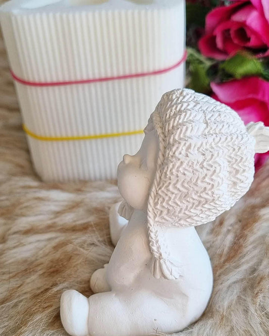 Molde de bebé com gorro 3D branco, vista lateral da figura com touca