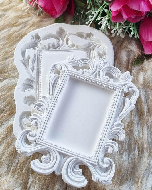 Molde de moldura retangular pequena branca, com relevo ornamental nos cantos