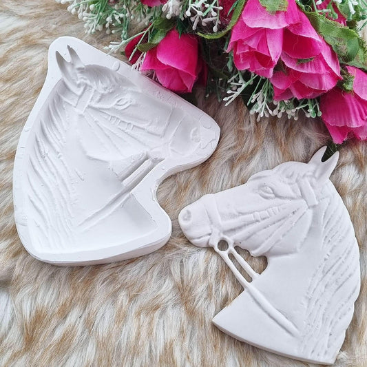 Molde em forma de cabeça de cavalo branco, com relevo
