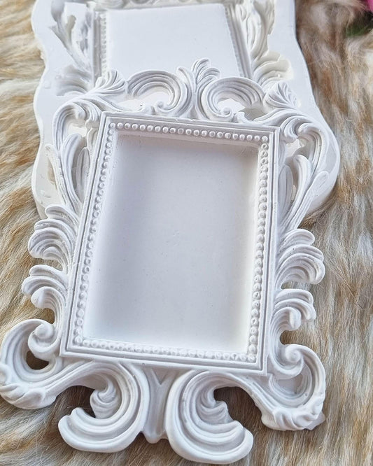Molde de moldura retangular pequena branca com moldura interior e espirais decorativas