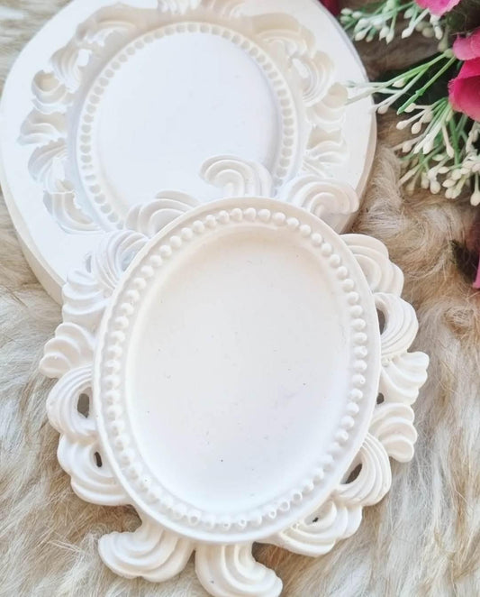 Molde de moldura oval pequena branca com aro perolado e ornatos florais