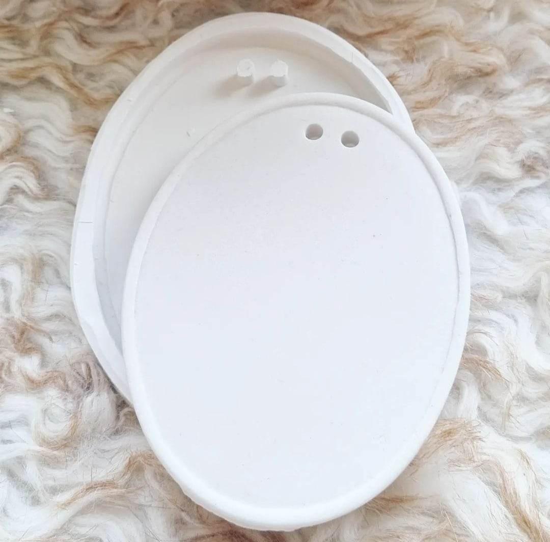 Molde oval branco para apliques, base lisa com dois relevos circulares