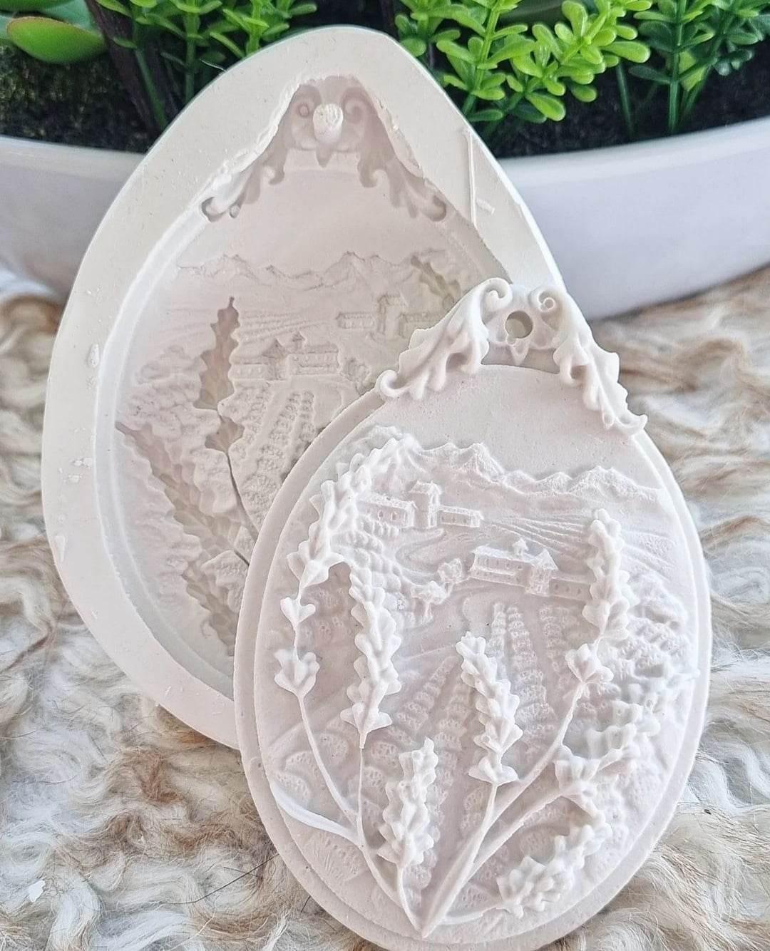 Molde oval para alfazema branco, com relevo de paisagem e casas.