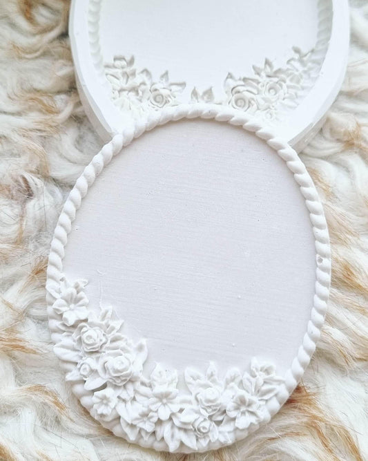 Base oval branca para aplicação, com flores 3D na orla