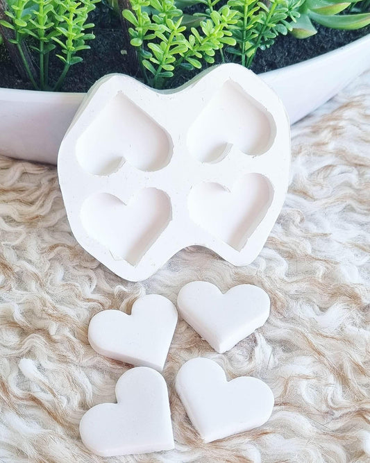 Molde de corações branco com 4 cavidades e peças em forma de coração