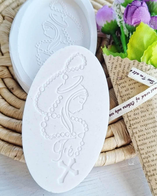 Molde de medalha oval branco com relevo religioso, rosário e cruz