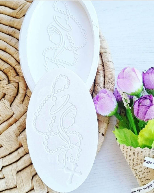 Molde oval de medalha branco com figura religiosa em relevo e cruz inferior
