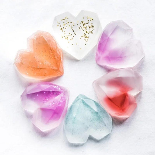 Molde de coração em diamante branco, cavidade facetada com decoração dourada