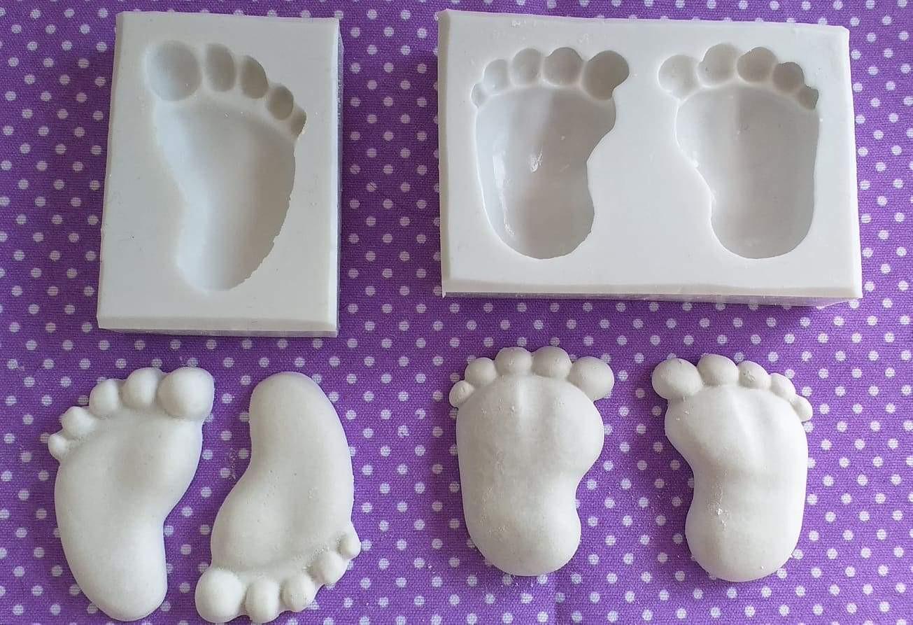 Molde com forma de pezinho, com duas peças e impressões dos pés em relevo