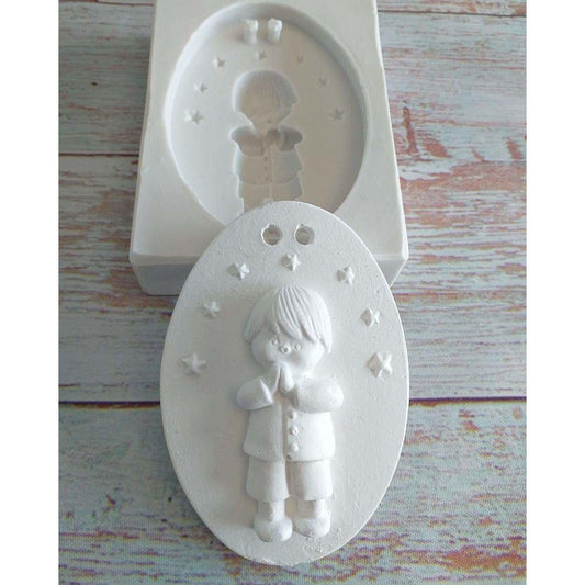 Molde oval de menino a rezar, com figura em relevo e detalhes no contorno