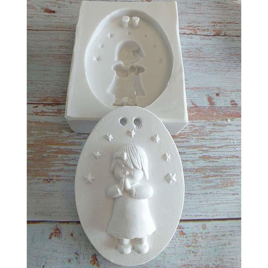 Molde oval para menina a rezar, relevo com figura e estrelas