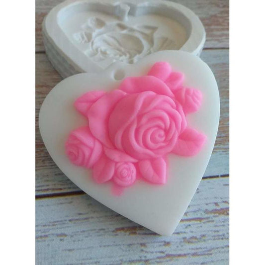 Molde de coração branco com rosa rosa em relevo, vista frontal