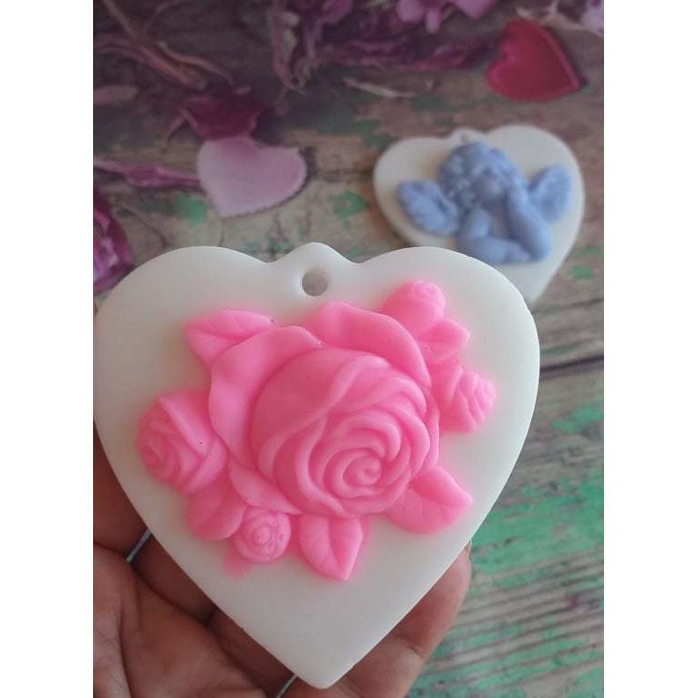 Molde coração branco com rosa rosa em relevo, segurado à mão