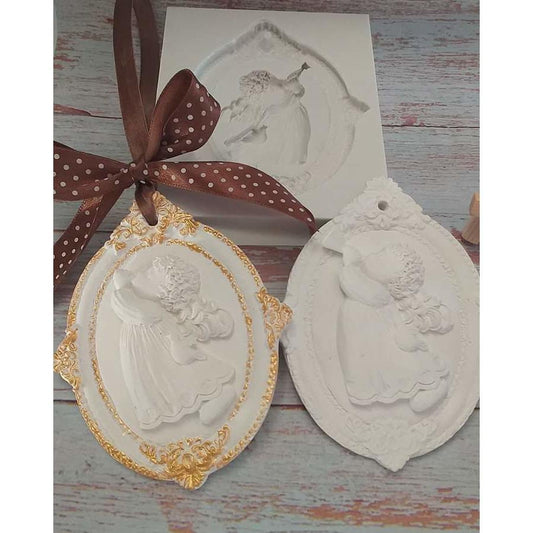 Molde 2D de anjo em relevo, oval branco e laço castanho às bolinhas
