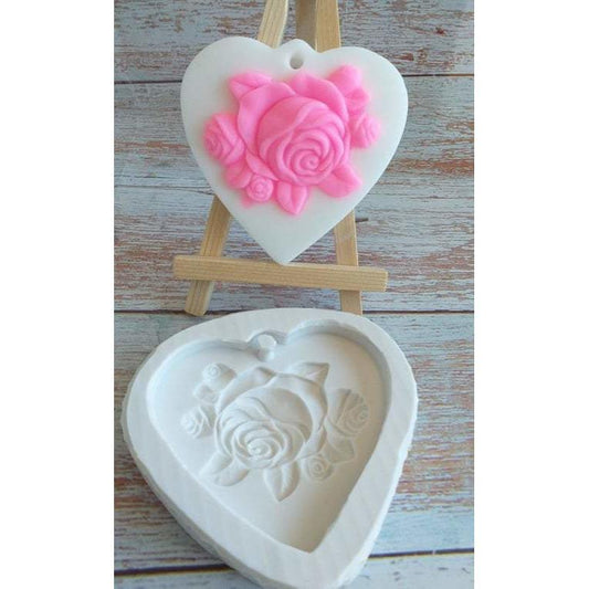 Molde em coração branco com flor de rosa rosa em relevo