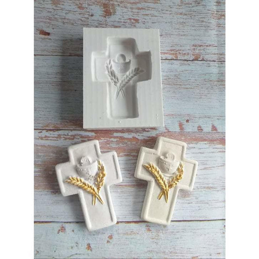Molde de cruz de comunhão branca com desenho de Jesus e ramos dourados