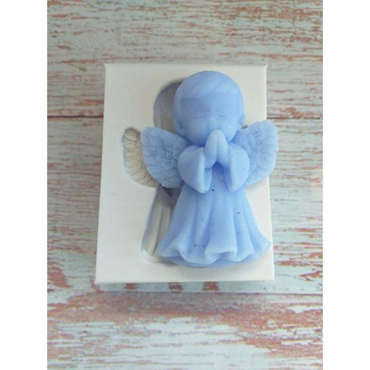 Anjinho menino 2D azul-claro com asas e braços, peça decorativa em caixa