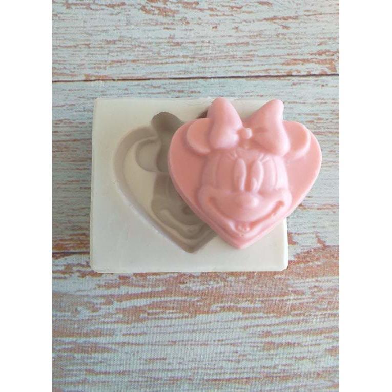 Molde de coração Minnie quadrado com peça em coração rosa em relevo