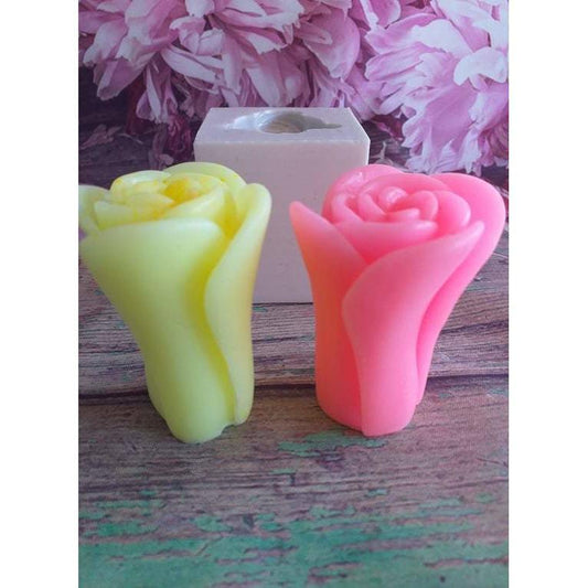 Velas em forma de rosa alta: uma rosa e outra amarela, ao lado de caixa branca