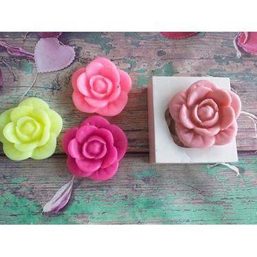 Molde de flor em formato de rosa aberta, com peça em branco e flores rosa