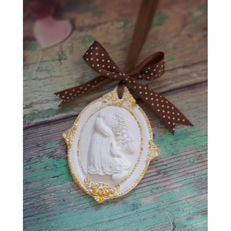 Molde 2D de anjo em relevo, coração branco com contorno dourado e laço castanho