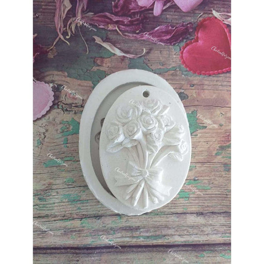 Molde oval branco com relevo floral e folhas