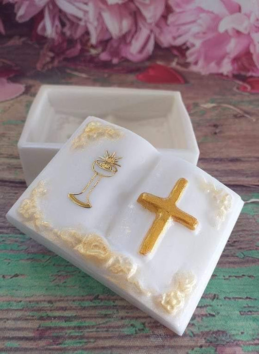 Forma de molde branco para Bíblia, com cruz e pormenor dourado em relevo