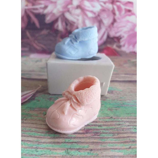 Molde em forma de bota pequena rosa e azul, com laço
