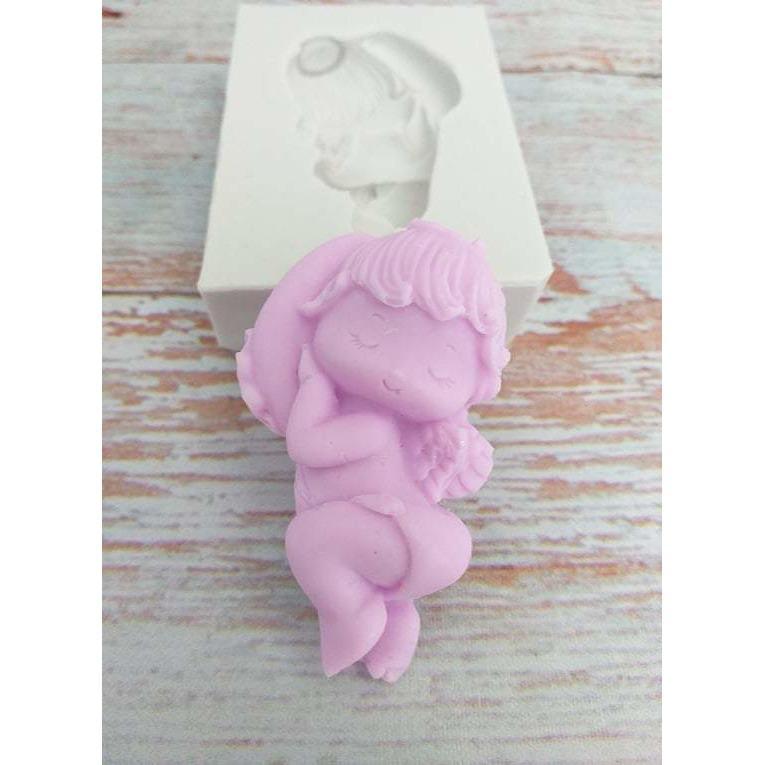 Molde de anjo para almofada, figura lilás em relevo, vista frontal sobre tabuleiro branco