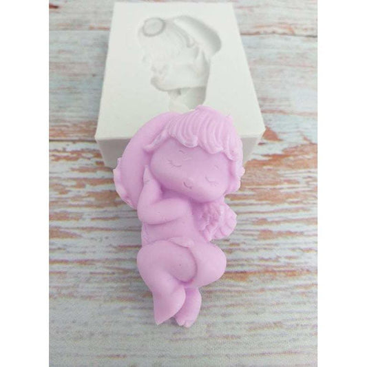 Molde de anjo para almofada, figura lilás em relevo, vista frontal sobre tabuleiro branco