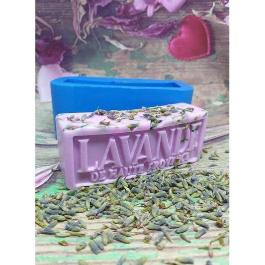 Sabonete em barra roxo com flores de lavanda e inscrição em relevo