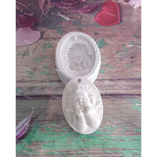 Molde oval em silicone com anjo em baixo-relevo, mãos no rosto