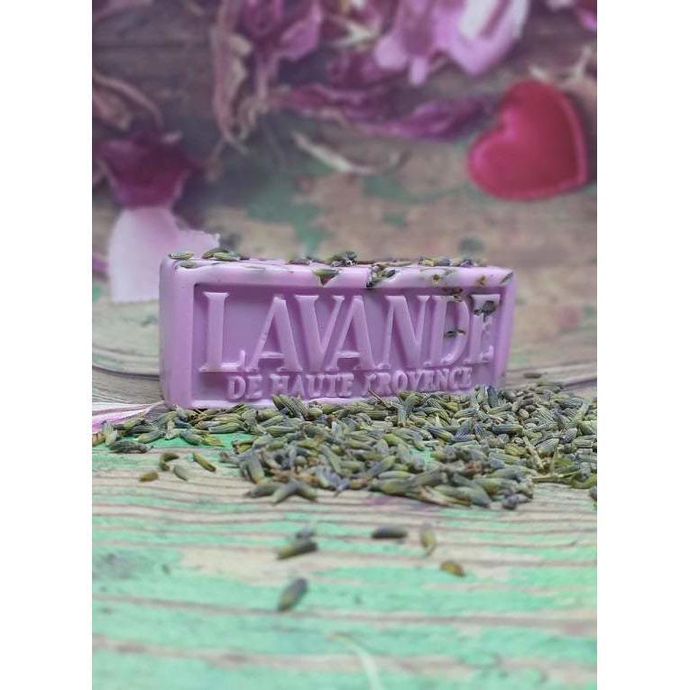 Sabonete em barra roxo com inscrição em relevo LAVANDE e lavanda seca