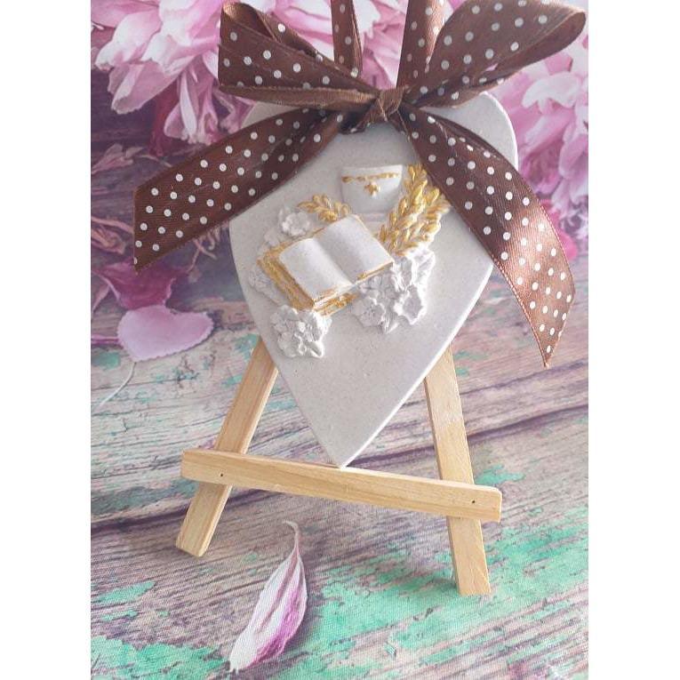 Molde coração branco grande com fita castanha às bolinhas e relevo dourado