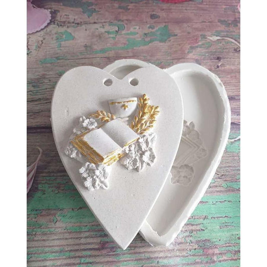 Molde coração branco grande com relevo dourado, flores brancas e dois furos