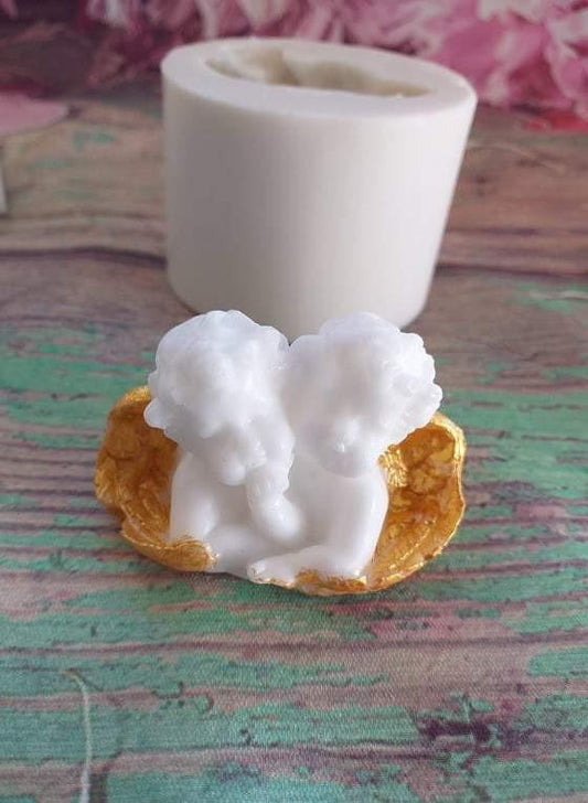 Molde de anjinhos gémeos com dois anjinhos em relevo branco e base arredondada