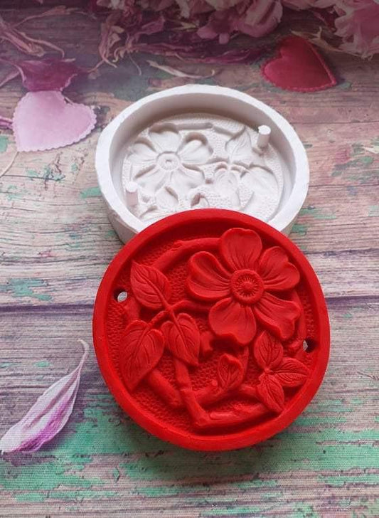 Molde redondo de silicone com flores em relevo e 2 furos, vermelho