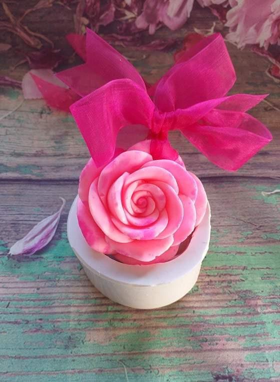 Molde rosa branco com furo, flor em tom rosa claro e laço magenta em destaque