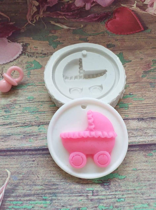 Molde redondo com carrinho de bebé em relevo, duas peças com detalhe rosa