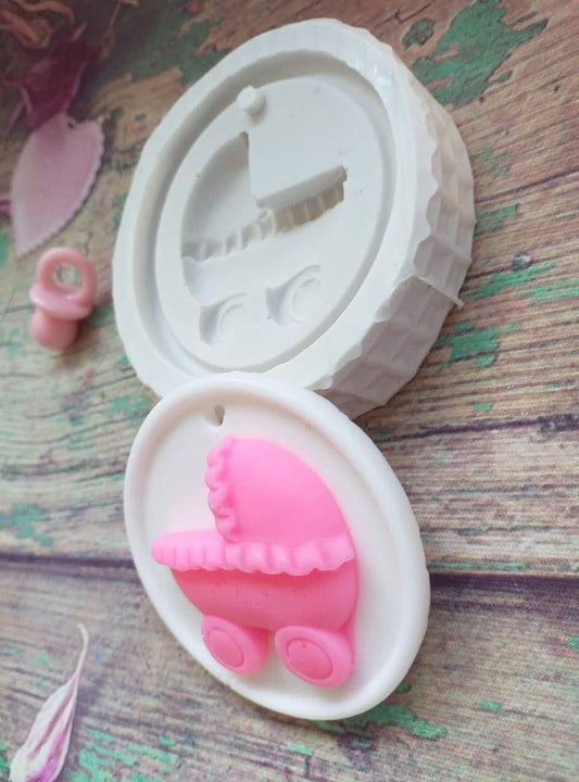 Molde redondo com carrinho de bebé em relevo, cavidade branca e figura rosa