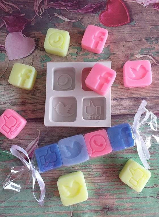 molde de silicone para sabão com cavidades e sabonetes rosa, amarelo e azul