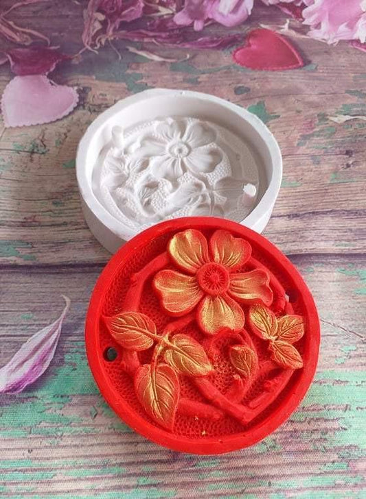 Molde redondo de silicone com relevo de flores e 2 furos, vermelho e branco