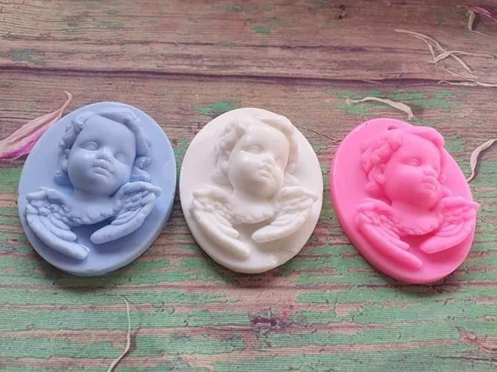 Conjunto de três moldes ovais para anjo-bebé: azul, branco e rosa, relevo de bebé