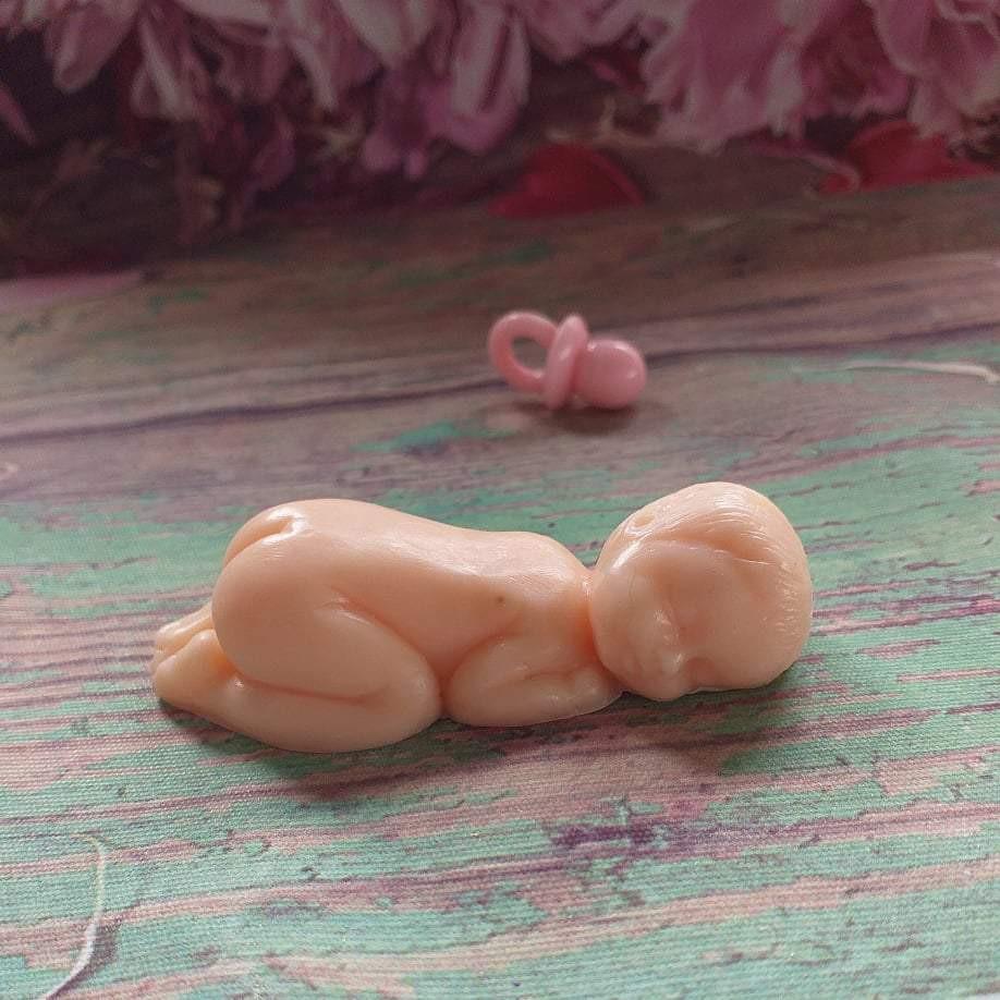 Molde de bebé a dormir, boneco de silicone bege reclinado