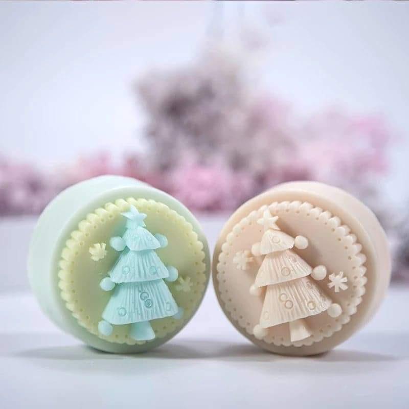 Molde redondo de silicone com árvore de Natal em relevo, cores pastel