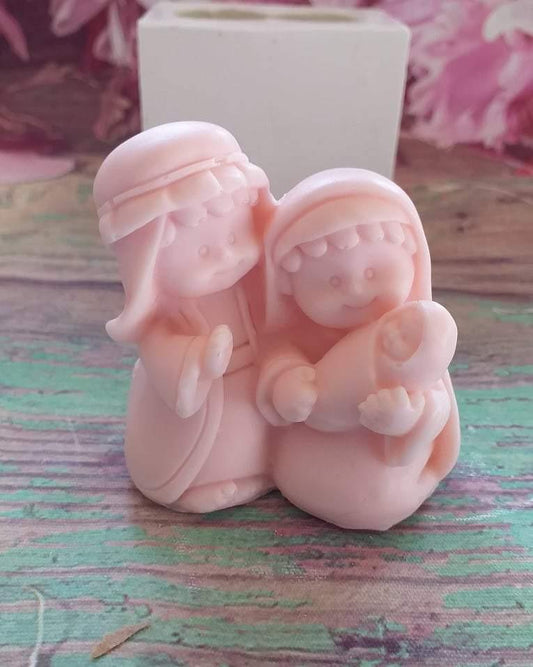 Molde de presépio 3D com anjo e bebé abraçados, rosa claro.