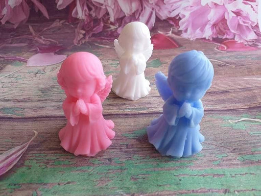 Figuras 3D de anjo menino a rezar, rosa, branco e azul, com mãos juntas
