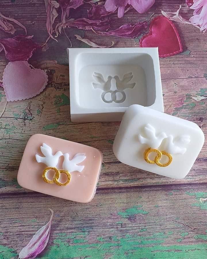 Conjunto de moldes retangulares brancos com pombas e alianças em relevo