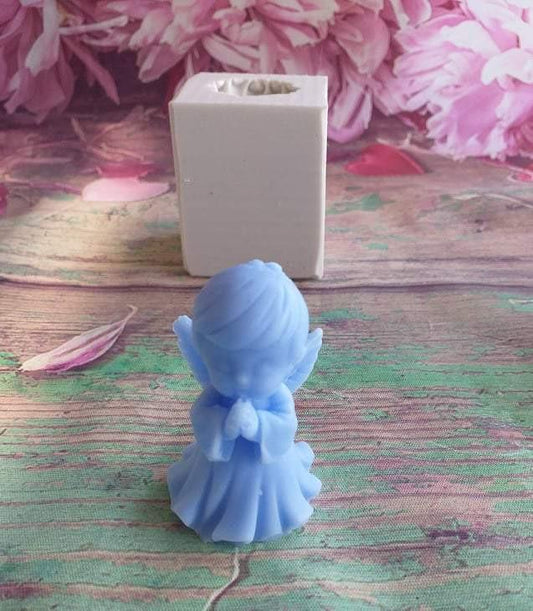 Figura 3D de anjo menino a rezar, azul claro, em pé e com mãos juntas