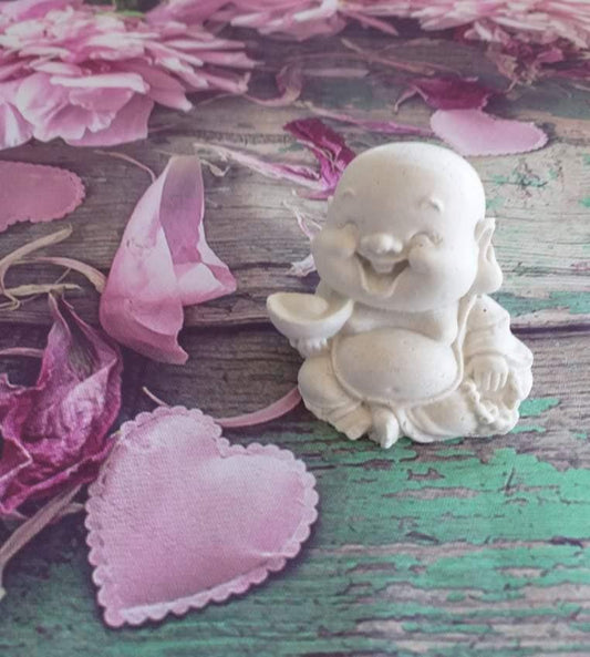 Molde de Buda feliz: figura de Buda ajoelhado, tom creme, com expressão sorridente